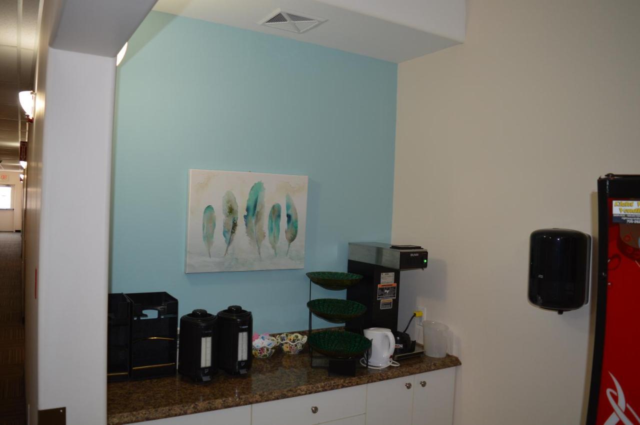 Auberge Macdonald Guest Inn Iroquois Falls 外观 照片