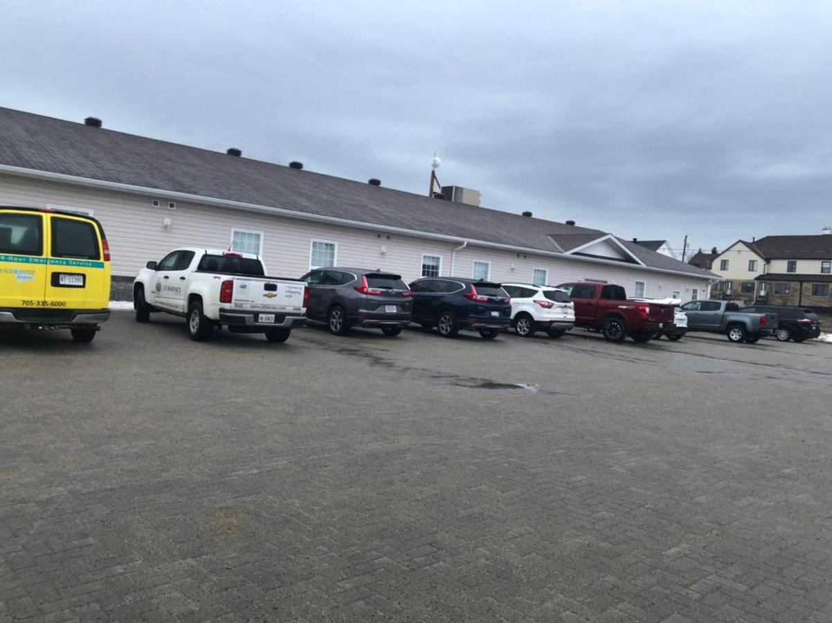 Auberge Macdonald Guest Inn Iroquois Falls 外观 照片