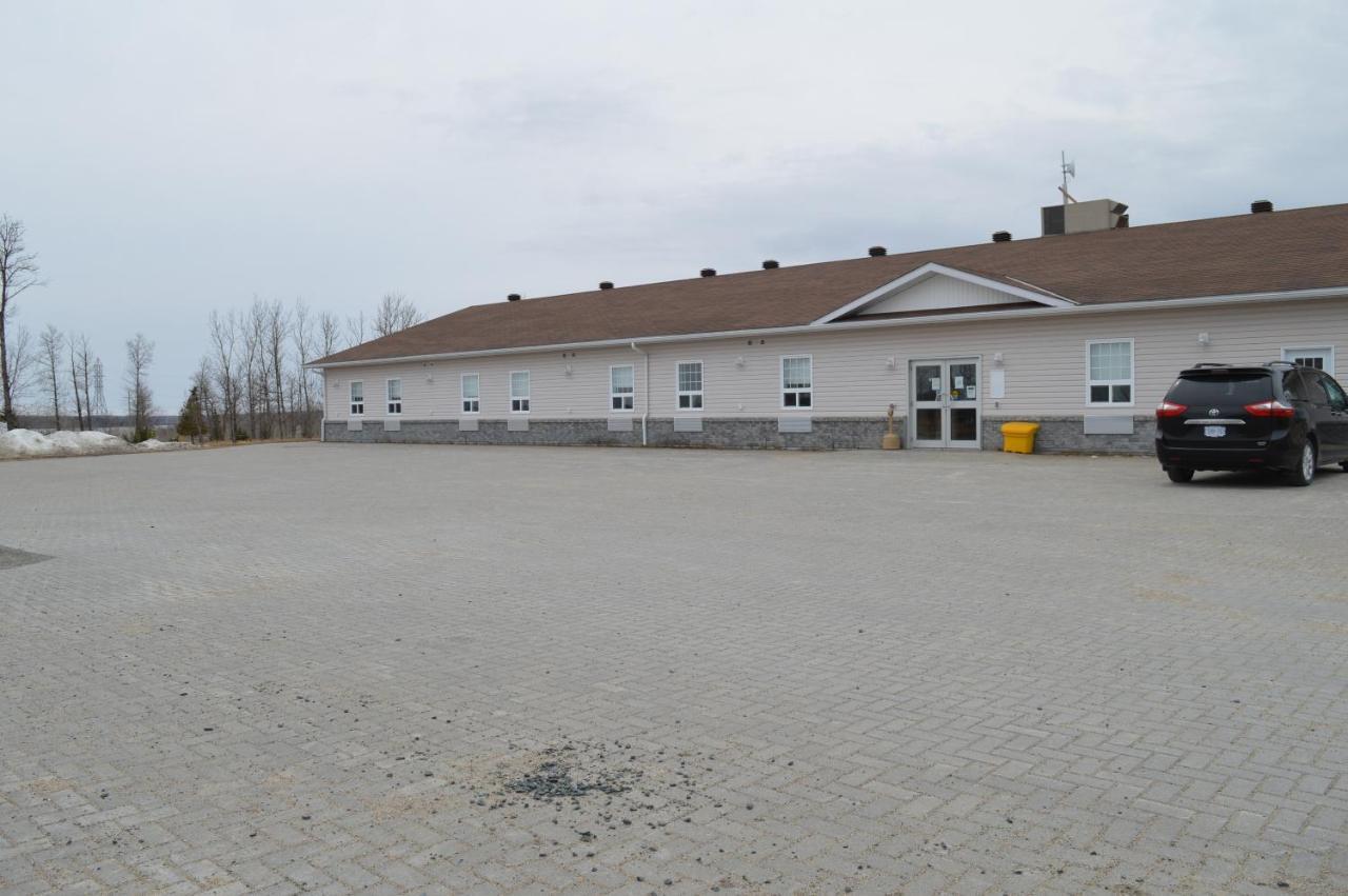 Auberge Macdonald Guest Inn Iroquois Falls 外观 照片